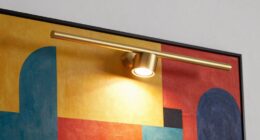 select appropriate picture light